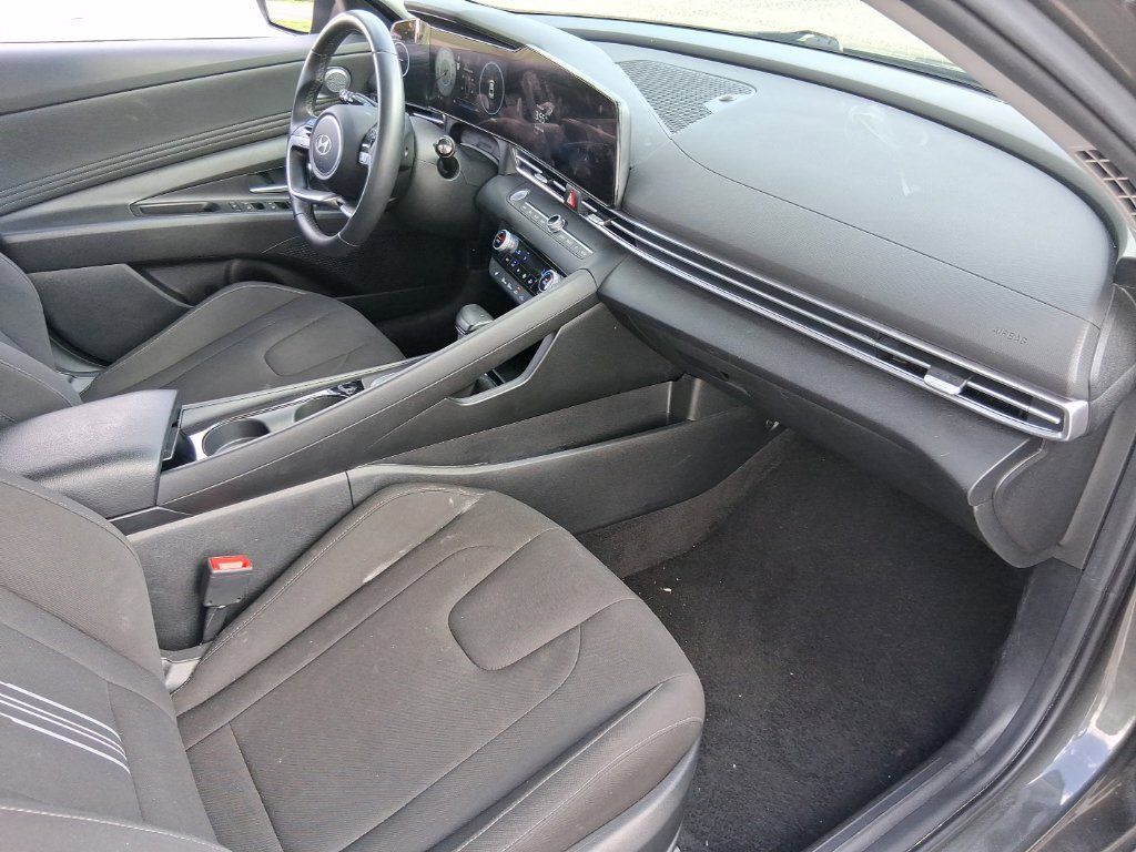 Used 2025 Hyundai Elantra SEL FWD image 15