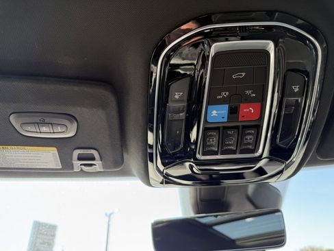 Used 2021 Jeep Grand Cherokee L Overland w/ Luxury Tech Group IV AWD/4WD image 32