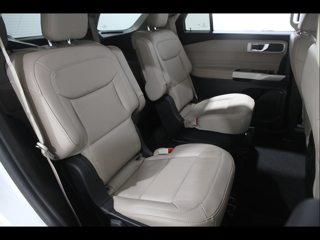Used 2023 Ford Explorer XLT w/ Equipment Group 202A AWD/4WD image 18