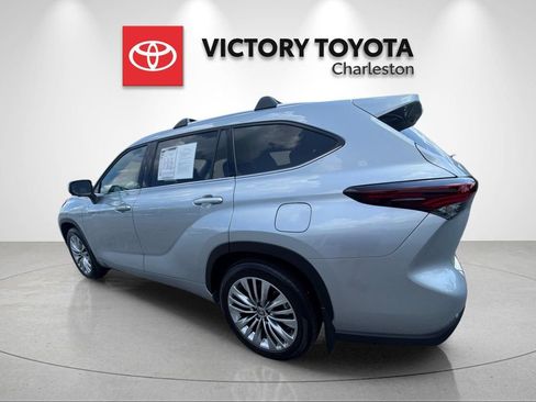 Used 2025 Toyota Highlander Platinum AWD/4WD image 3