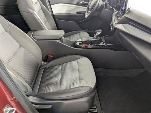 Certified 2025 Chevrolet Trax LT w/ LT Convenience Package image 30