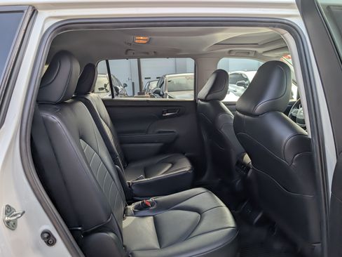 Used 2022 Toyota Highlander XLE AWD/4WD image 12