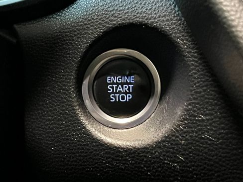 Used 2022 Toyota Corolla Cross XLE w/ Convenience Package AWD/4WD image 29