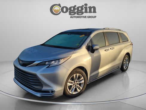 Used 2021 Toyota Sienna Limited image 1