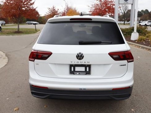 Used 2023 Volkswagen Tiguan SE w/ Panoramic Sunroof Package image 6