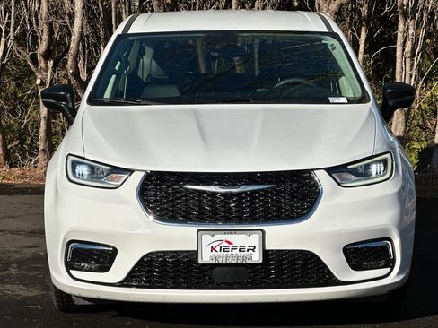 Used 2024 Chrysler Pacifica Touring-L image 9