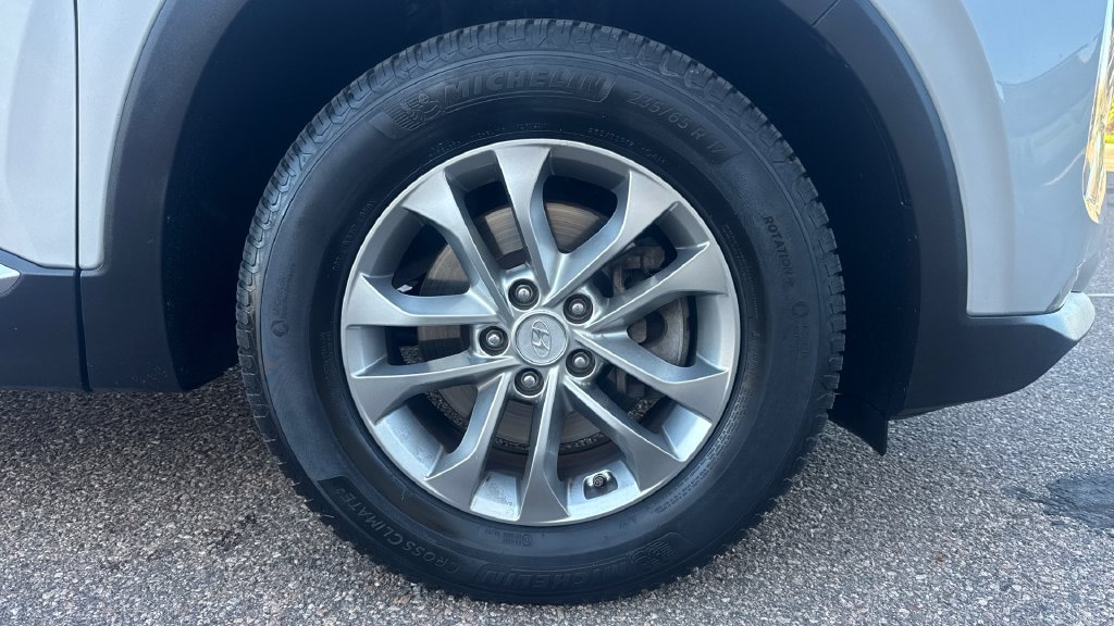 Used 2019 Hyundai Santa Fe SEL AWD/4WD image 16
