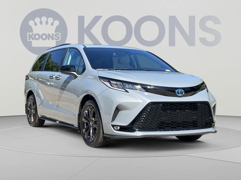 Used 2025 Toyota Sienna XSE w/ XSE Plus Package FWD image 10