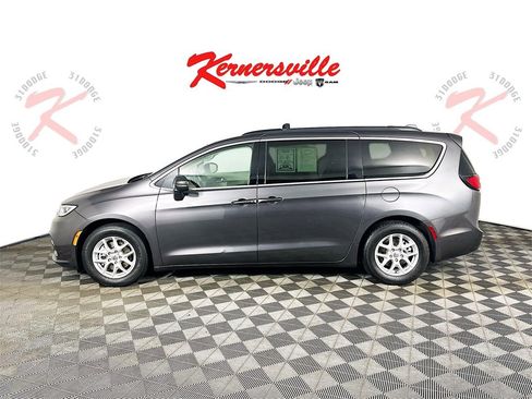 Used 2022 Chrysler Pacifica Touring-L image 4