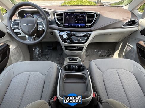 Used 2021 Chrysler Pacifica Touring image 12