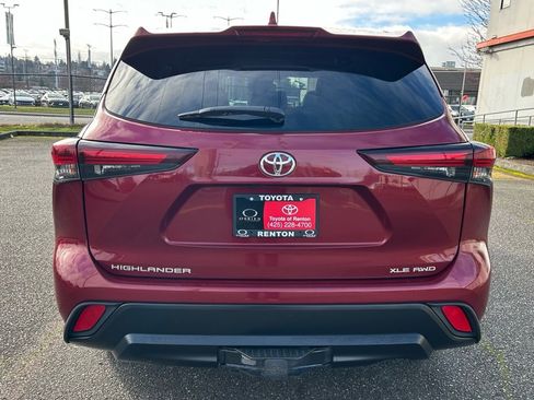Certified 2024 Toyota Highlander XLE image 6
