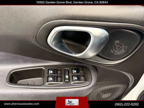 Used 2017 FIAT 500L Trekking w/ Dual-Pane Sunroof Package image 15