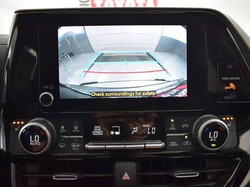 Used 2024 Toyota Highlander XLE AWD/4WD image 18