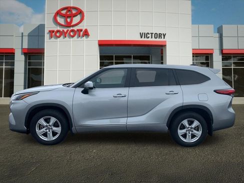 Used 2023 Toyota Highlander LE AWD/4WD image 6