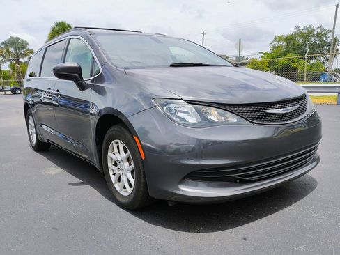 Used 2020 Chrysler Voyager Lxi image 3