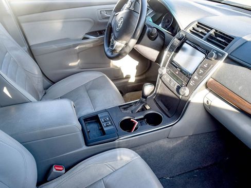 Used 2016 Toyota Camry XLE w/ Moonroof Package FWD image 19