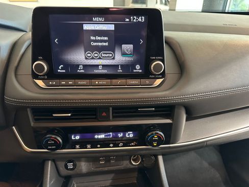 Used 2025 Nissan Rogue SV FWD image 17