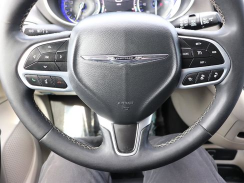 Used 2024 Chrysler Pacifica Touring-L image 32