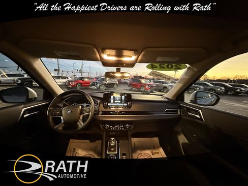 Used 2024 Mitsubishi Outlander SE image 18