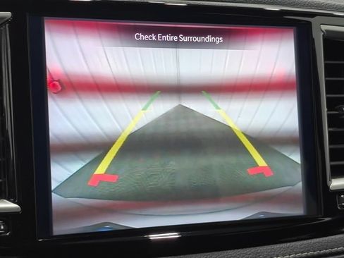 Used 2023 Chrysler Pacifica Touring FWD image 7