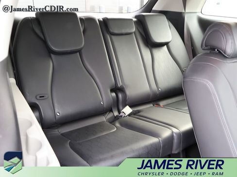 Used 2023 Kia Carnival LX FWD image 12