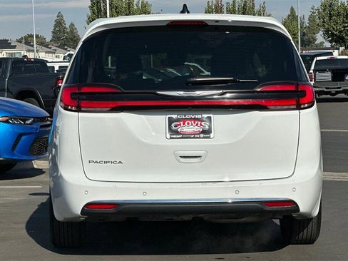 Used 2024 Chrysler Pacifica Touring-L image 5