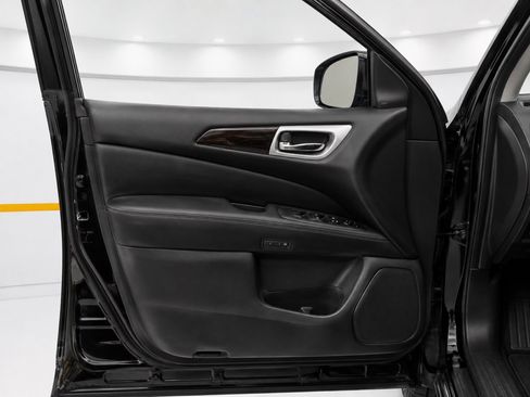 Used 2014 Nissan Pathfinder Platinum w/ Platinum Premium Package FWD image 10