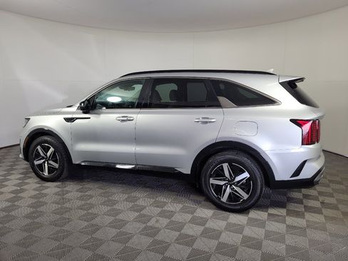 Used 2022 Kia Sorento S FWD image 3