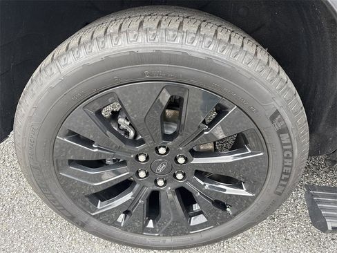 Used 2025 Ford Expedition Platinum w/ Stealth Appearance Package image 17