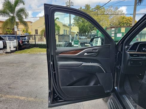 Used 2023 Cadillac Escalade ESV Premium Luxury image 29