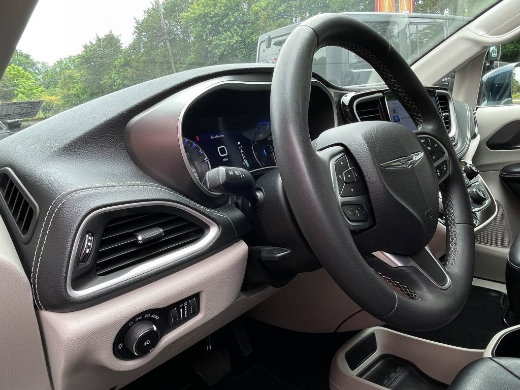 Used 2022 Chrysler Pacifica Touring-L FWD image 19