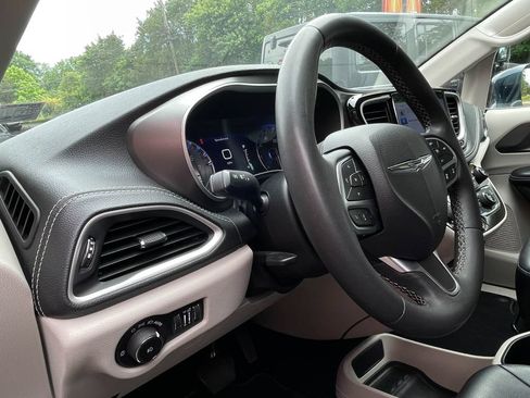 Used 2022 Chrysler Pacifica Touring-L FWD image 19