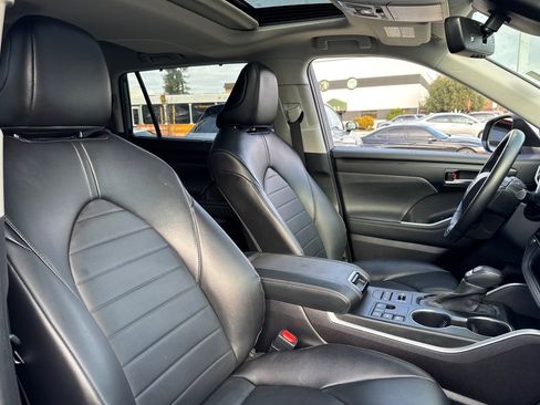 Used 2023 Toyota Highlander XLE image 31