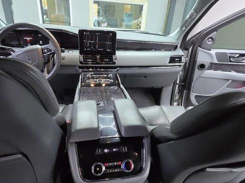 Used 2019 Lincoln Navigator Select image 10
