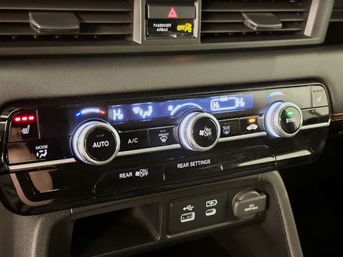 Used 2025 Honda Pilot Sport image 23