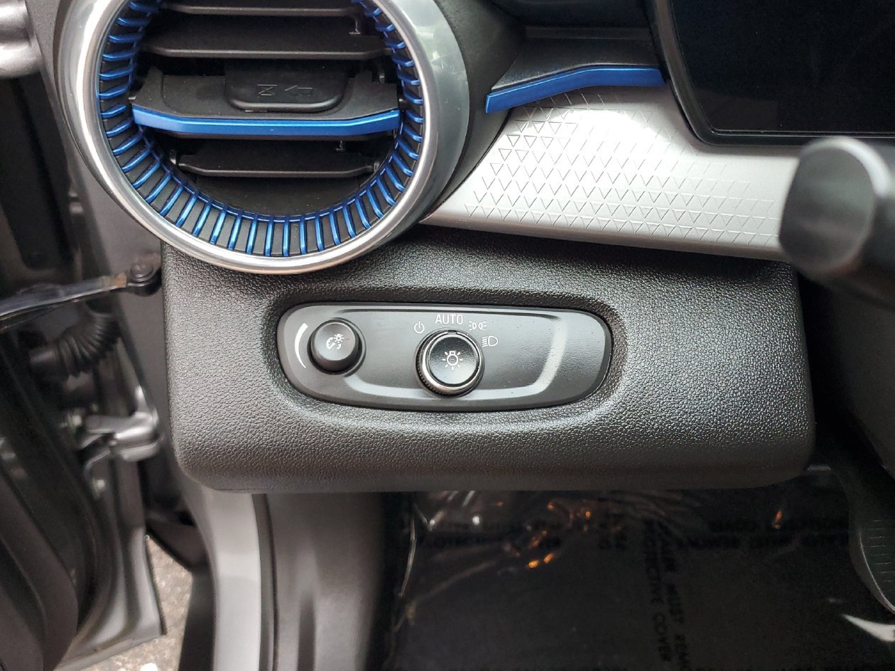 Used 2025 Chevrolet Trax LT FWD image 29