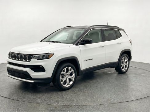 Used 2025 Jeep Compass Latitude AWD/4WD image 3