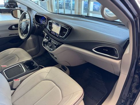 Used 2019 Chrysler Pacifica Limited image 17