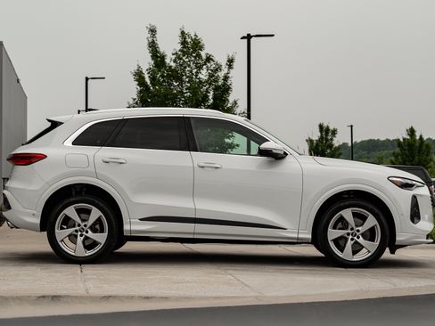 Certified 2025 Audi Q5 Premium w/ Premium Plus AWD/4WD image 3