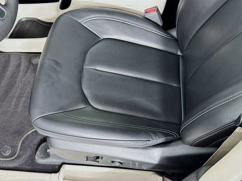 Used 2023 Chrysler Pacifica Touring-L FWD image 19
