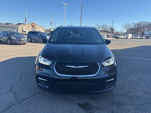 Used 2024 Chrysler Pacifica Touring-L image 2