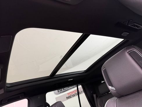 Used 2022 Cadillac Escalade Premium Luxury w/ LPO, Radiant Package AWD/4WD image 7