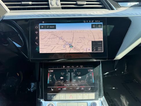 Used 2022 Audi e-tron Premium w/ Towing Package AWD/4WD image 39