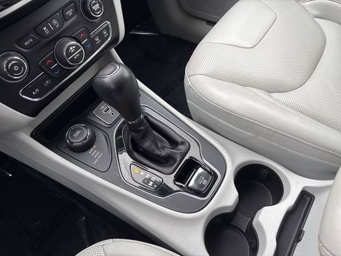 Used 2019 Jeep Cherokee Limited image 18