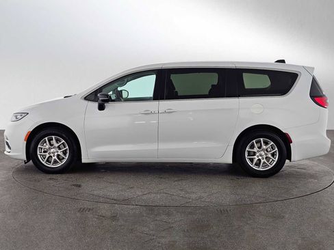 Used 2024 Chrysler Pacifica Touring-L FWD image 6