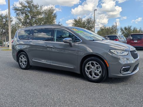 Used 2022 Chrysler Pacifica Limited image 2