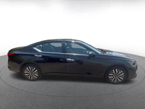 Used 2025 Nissan Altima 2.5 SV FWD image 15