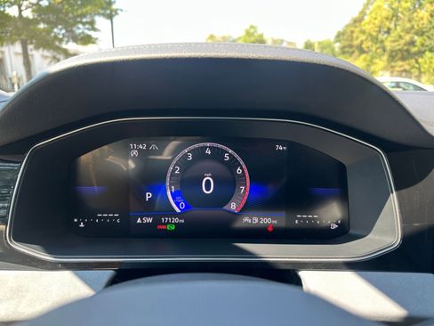 Used 2025 Volkswagen Jetta SE image 40