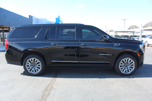 Used 2023 GMC Yukon XL Denali Ultimate w/ LPO, Floor Liner Package AWD/4WD image 2