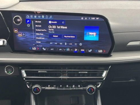 Used 2025 Chevrolet Traverse LT w/ Driver Confidence Package FWD image 14